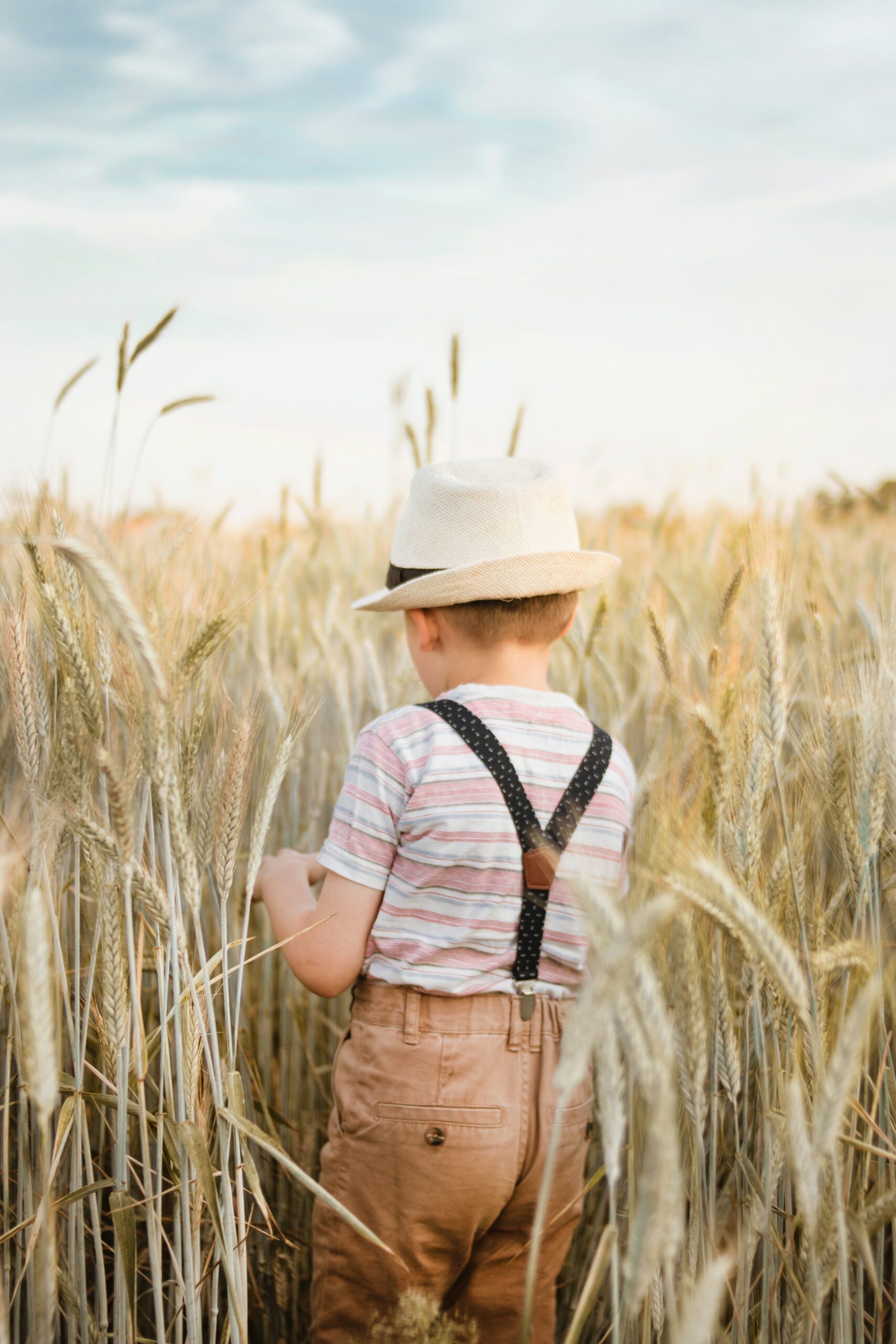 Bambino in un campo di grano